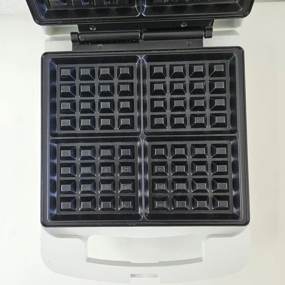 Vtg Toastmaster Belgian Waffle Baker Model TWB4 Maker Iron Family Size